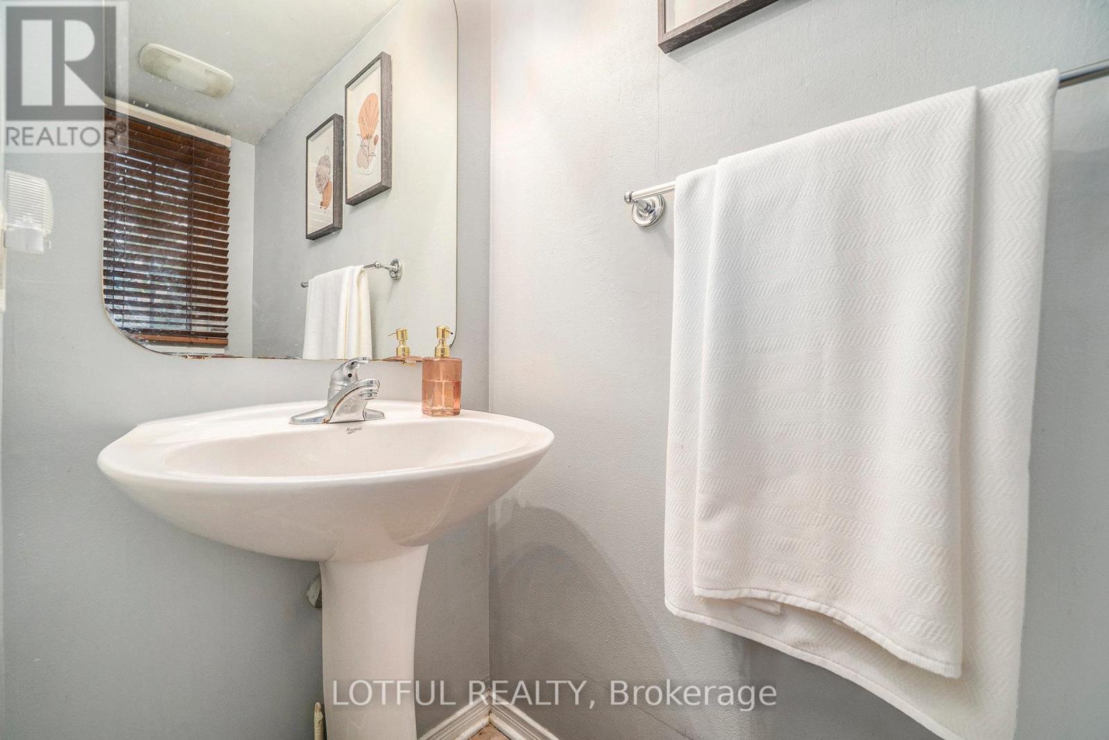 58 Steele Park Private, Ottawa, ON - Indoor Photo Showing Bathroom