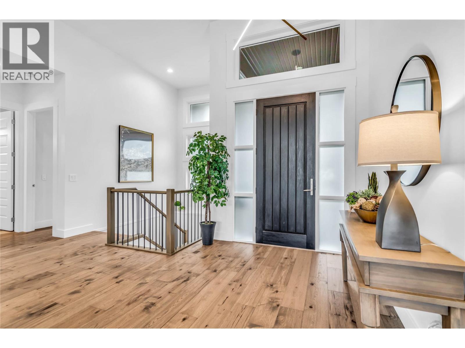 Spacious entryway - 3452 Blue Grass Lane, Kelowna, BC - Indoor