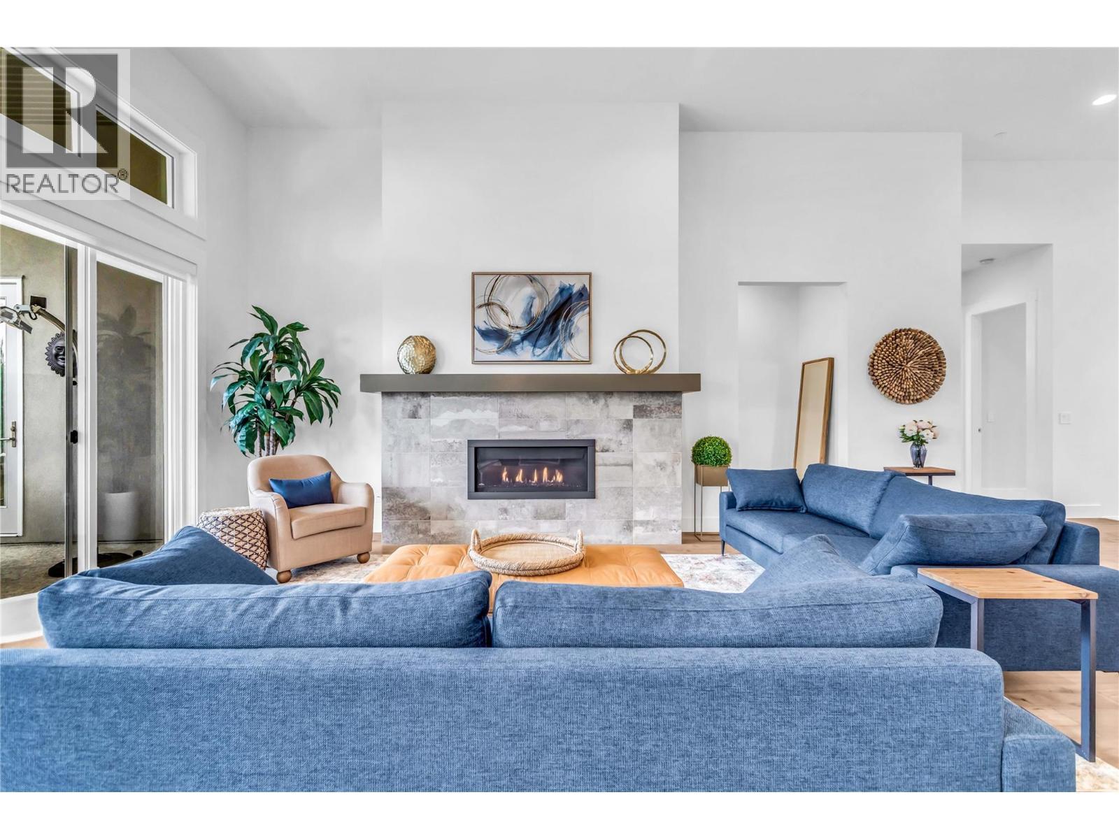 3452 Blue Grass Lane, Kelowna, BC - Indoor Photo Showing Living Room