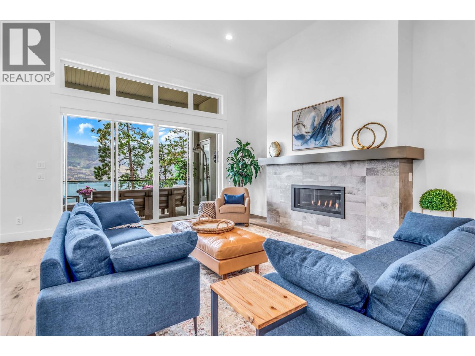 3452 Blue Grass Lane, Kelowna, BC - Indoor Photo Showing Living Room
