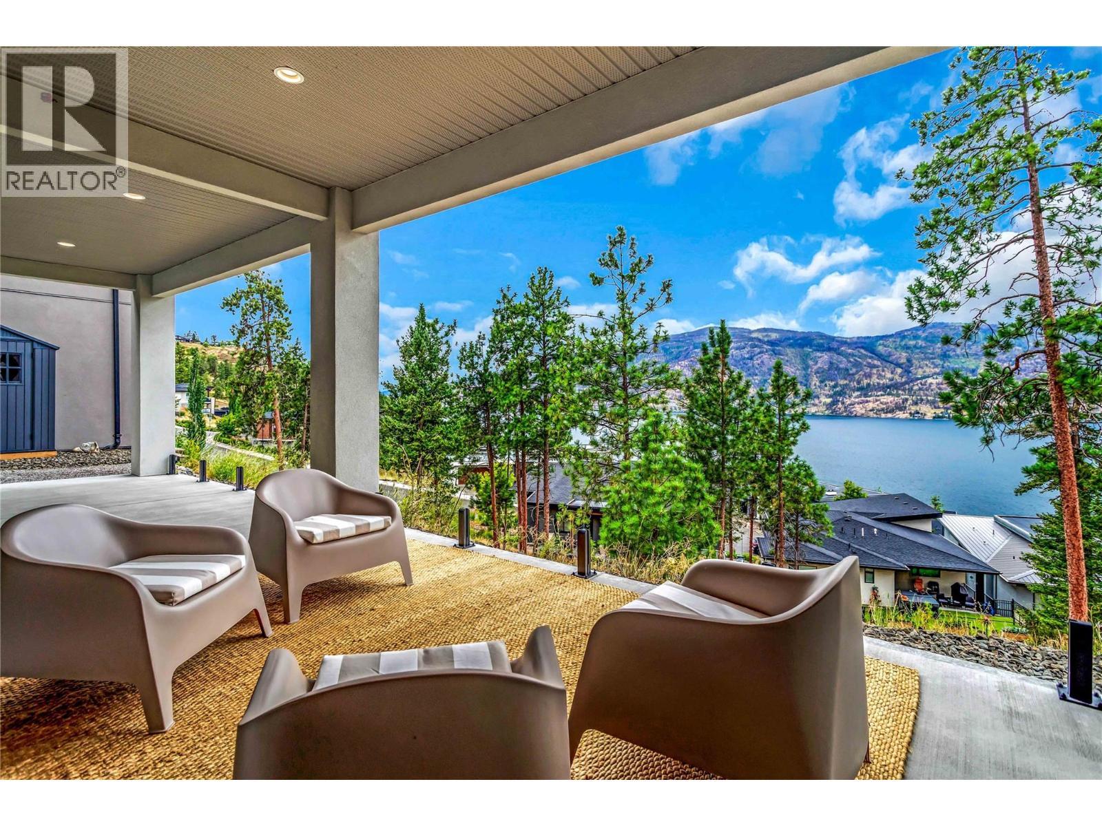 3452 Blue Grass Lane, Kelowna, BC - Indoor Photo Showing Living Room