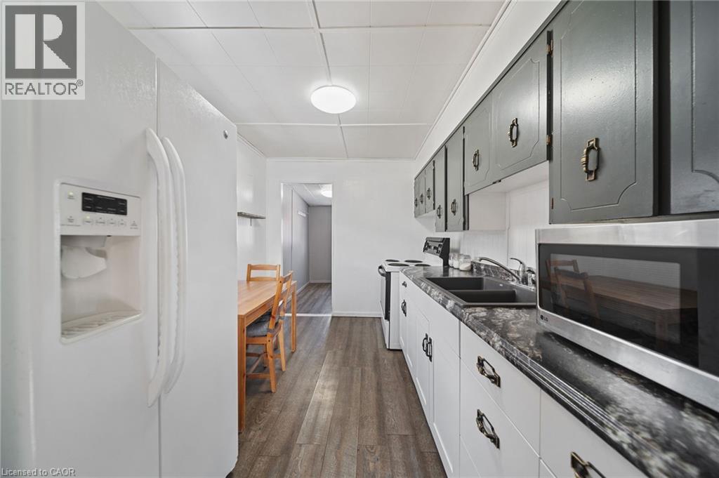 187 Mcanulty Boulevard, Hamilton, ON - Indoor Photo Showing Kitchen