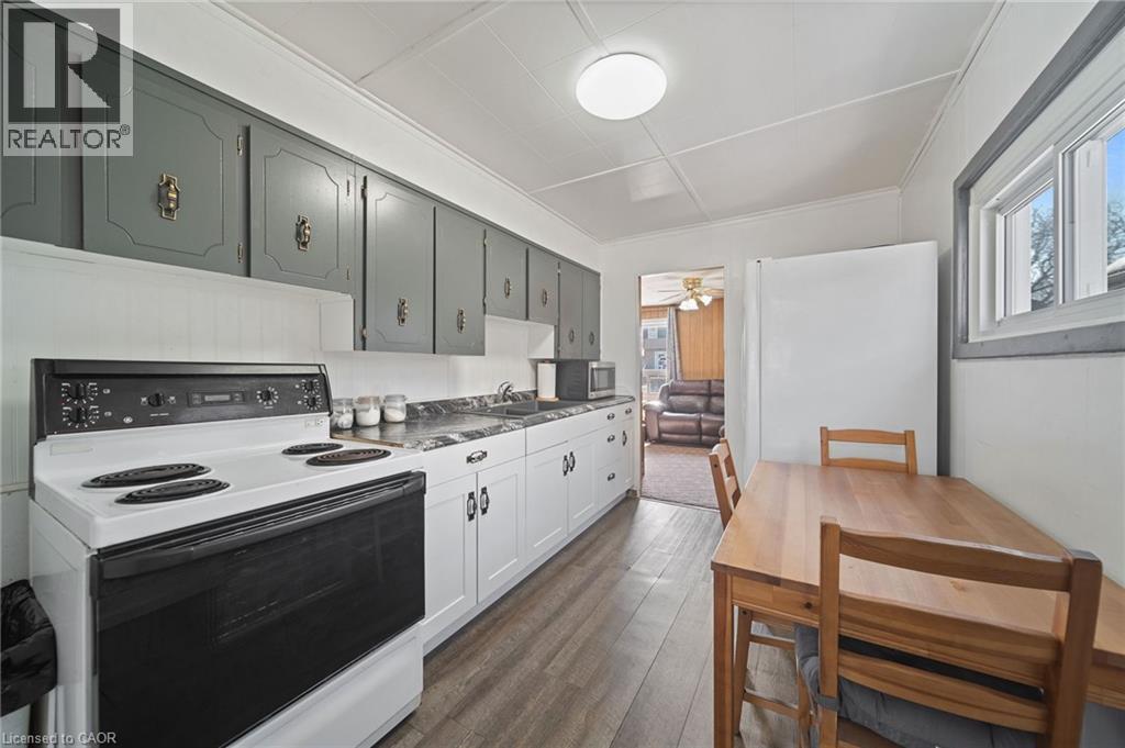 187 Mcanulty Boulevard, Hamilton, ON - Indoor Photo Showing Kitchen