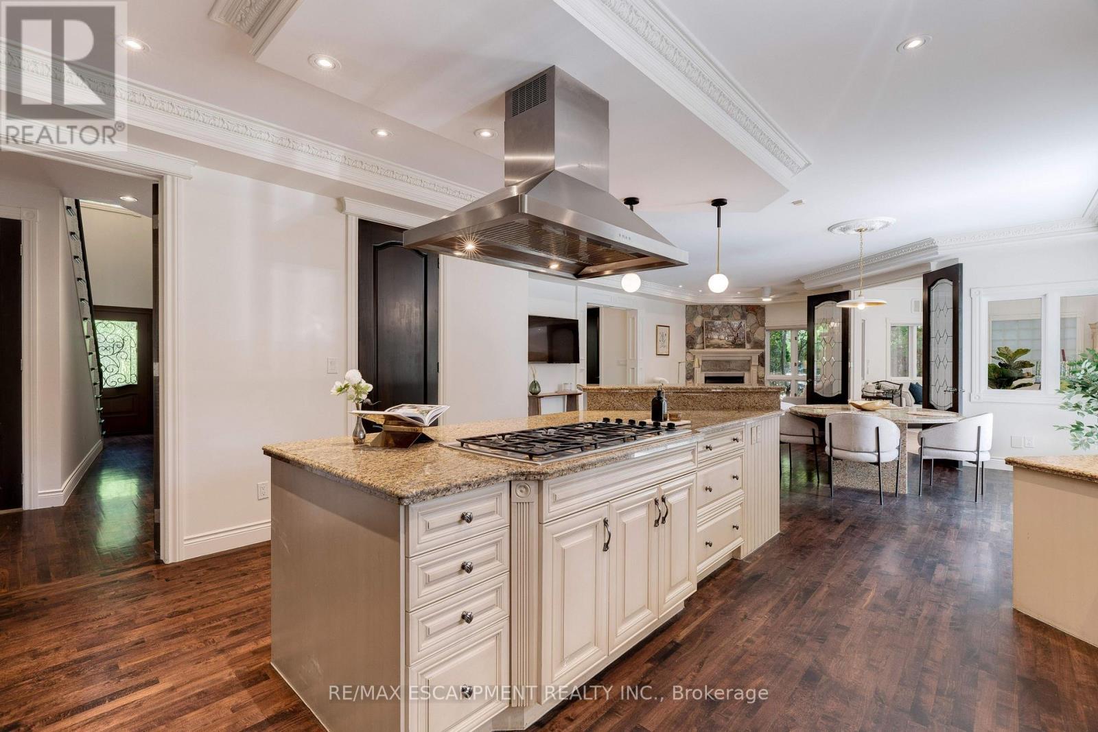 106 Appleby Place, Burlington, ON - Indoor Photo Showing Kitchen With Upgraded Kitchen