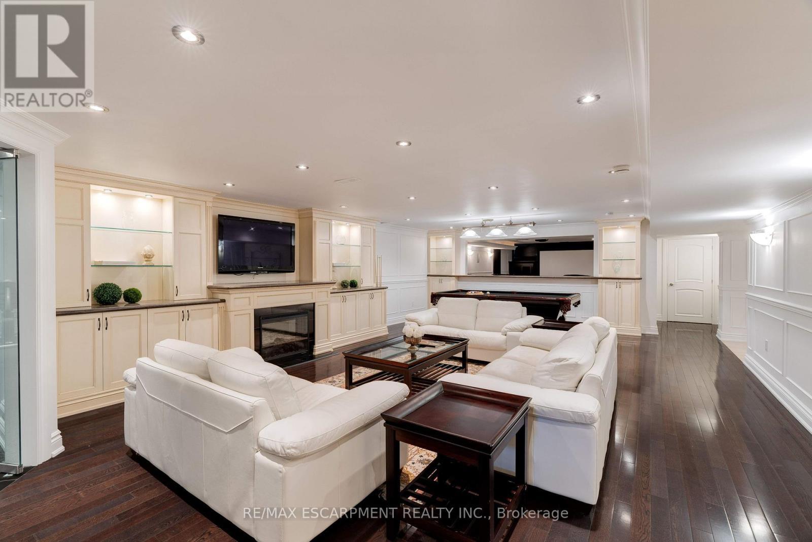 106 Appleby Place, Burlington, ON - Indoor Photo Showing Living Room With Fireplace