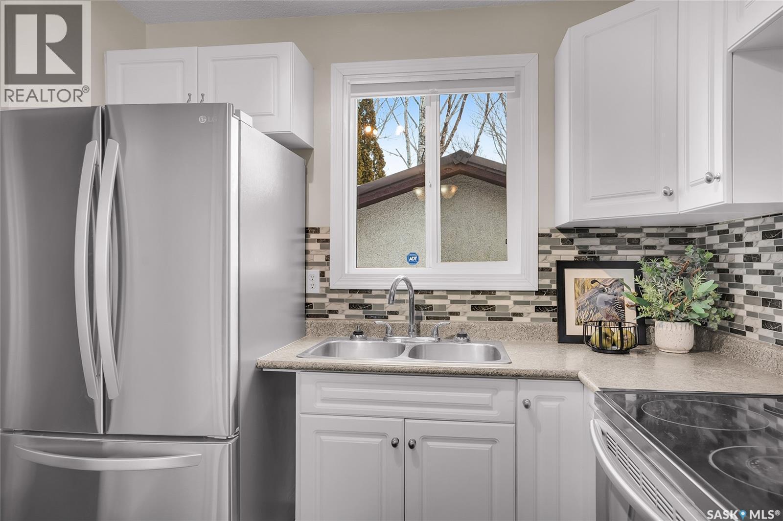 330 Smallwood Crescent, Saskatoon, SK - Indoor Photo Showing Kitchen With Stainless Steel Kitchen With Double Sink