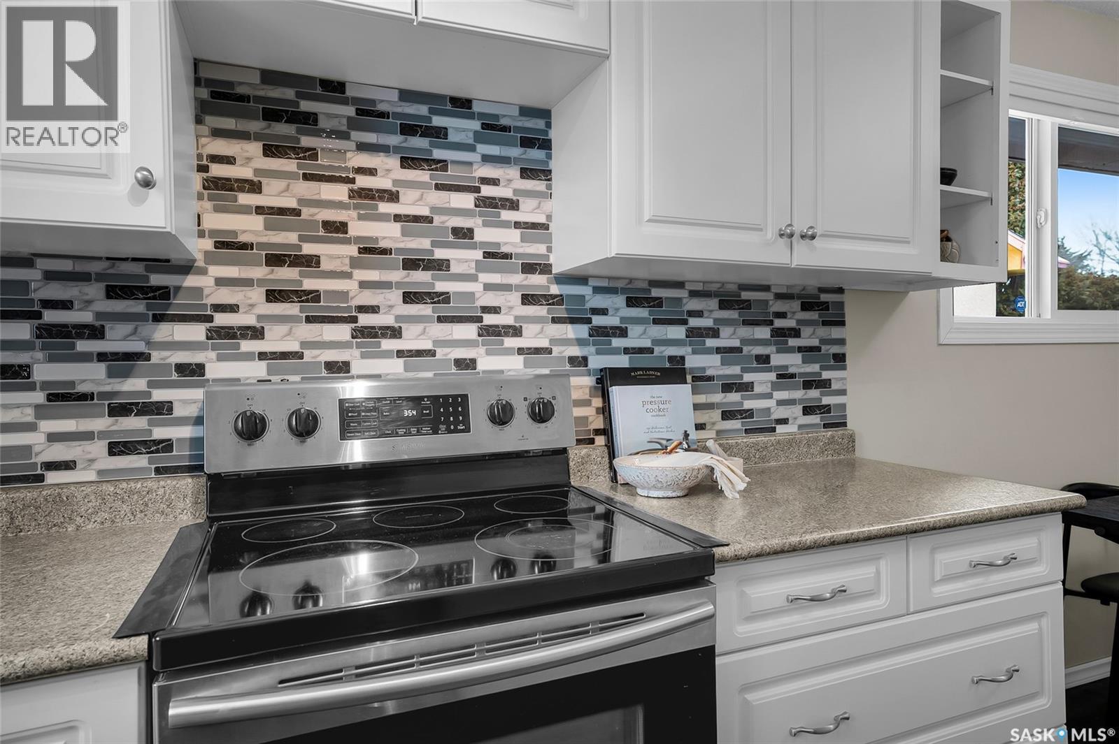 330 Smallwood Crescent, Saskatoon, SK - Indoor Photo Showing Kitchen