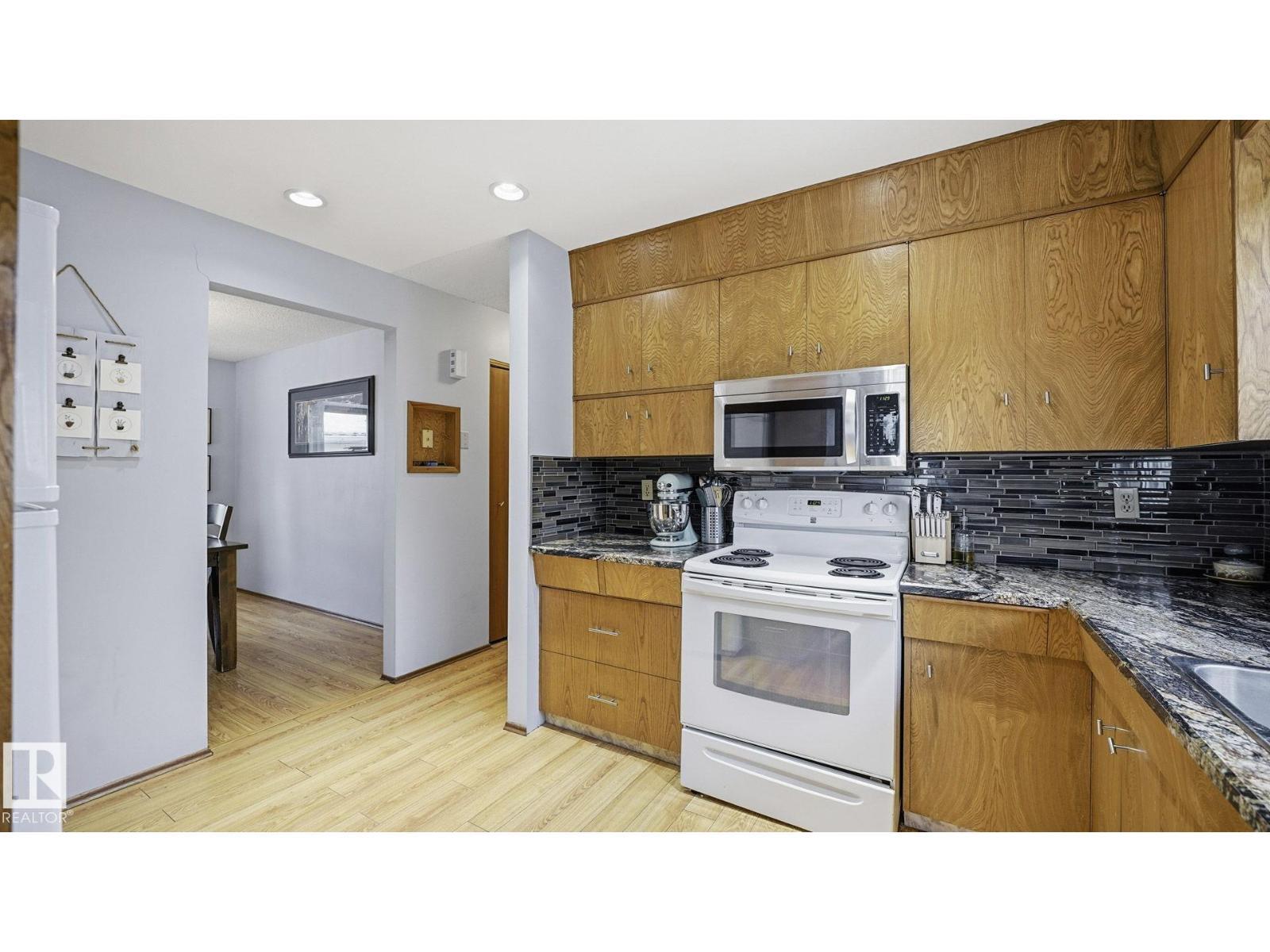 8911 83 Av Nw, Edmonton, AB - Indoor Photo Showing Kitchen