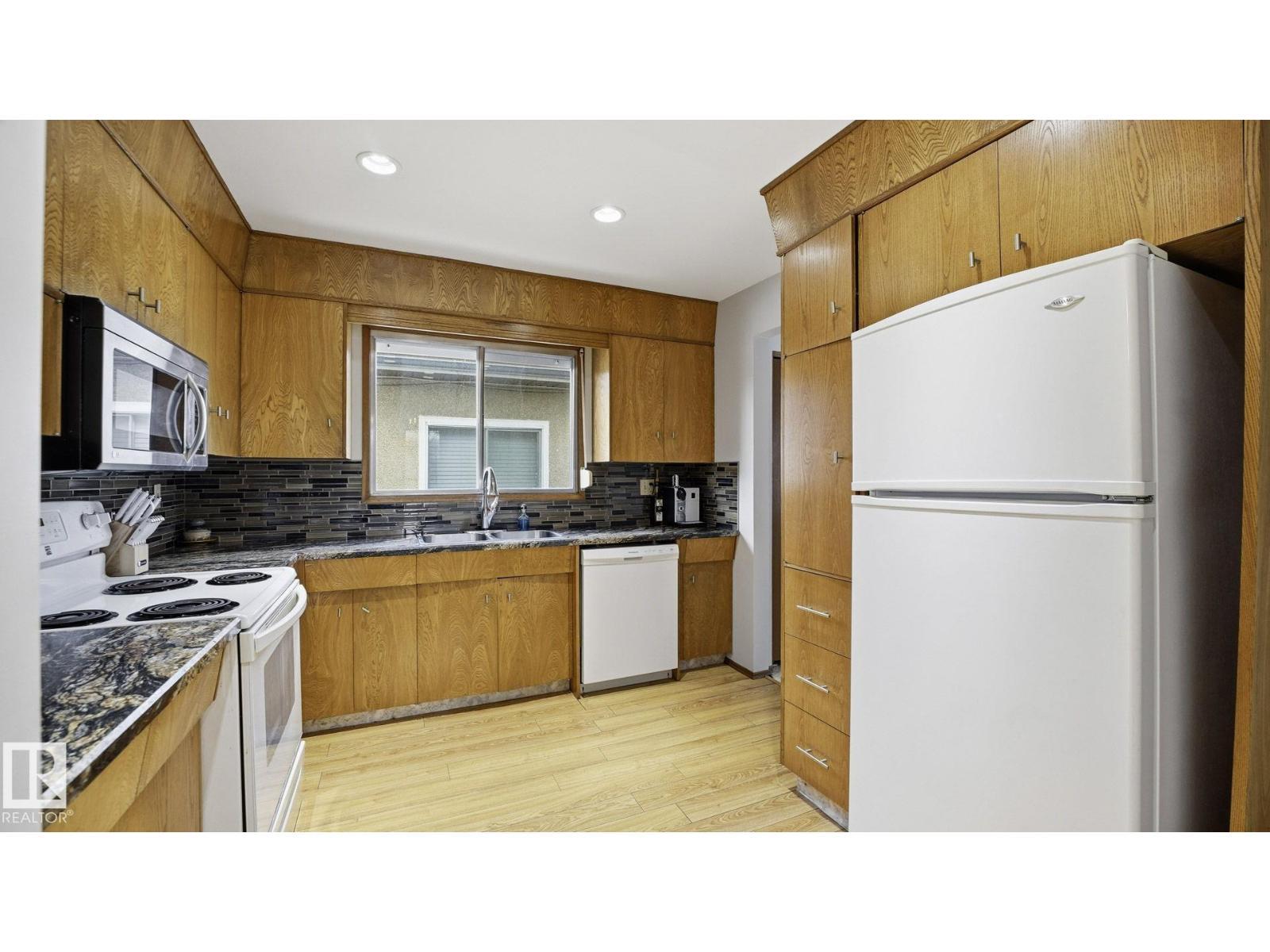 8911 83 Av Nw, Edmonton, AB - Indoor Photo Showing Kitchen With Double Sink