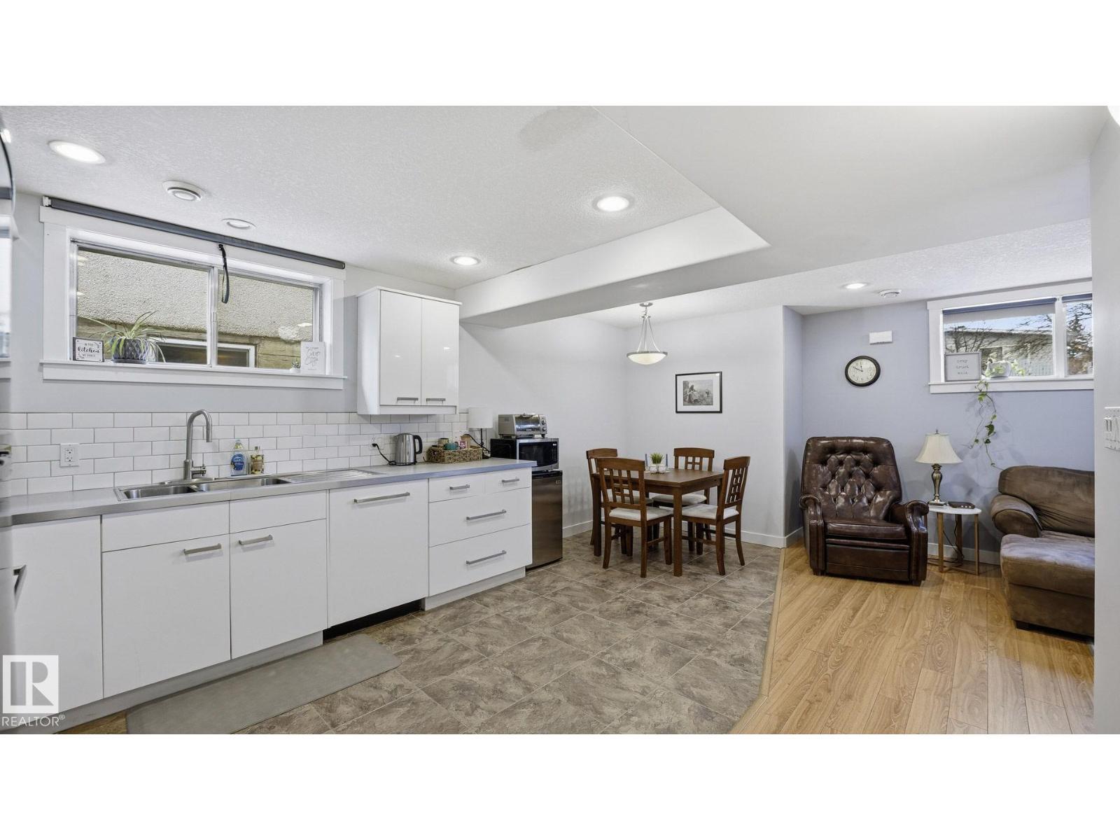 8911 83 Av Nw, Edmonton, AB - Indoor