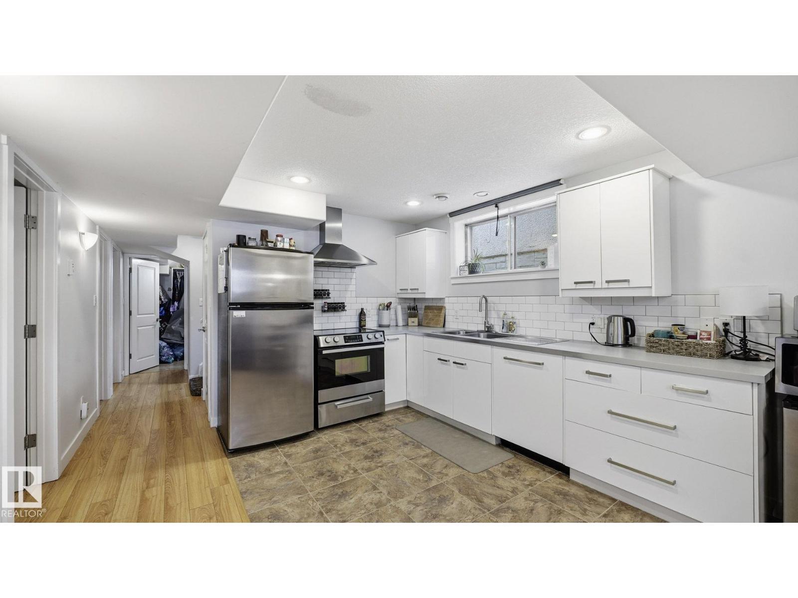 8911 83 Av Nw, Edmonton, AB - Indoor Photo Showing Kitchen With Upgraded Kitchen