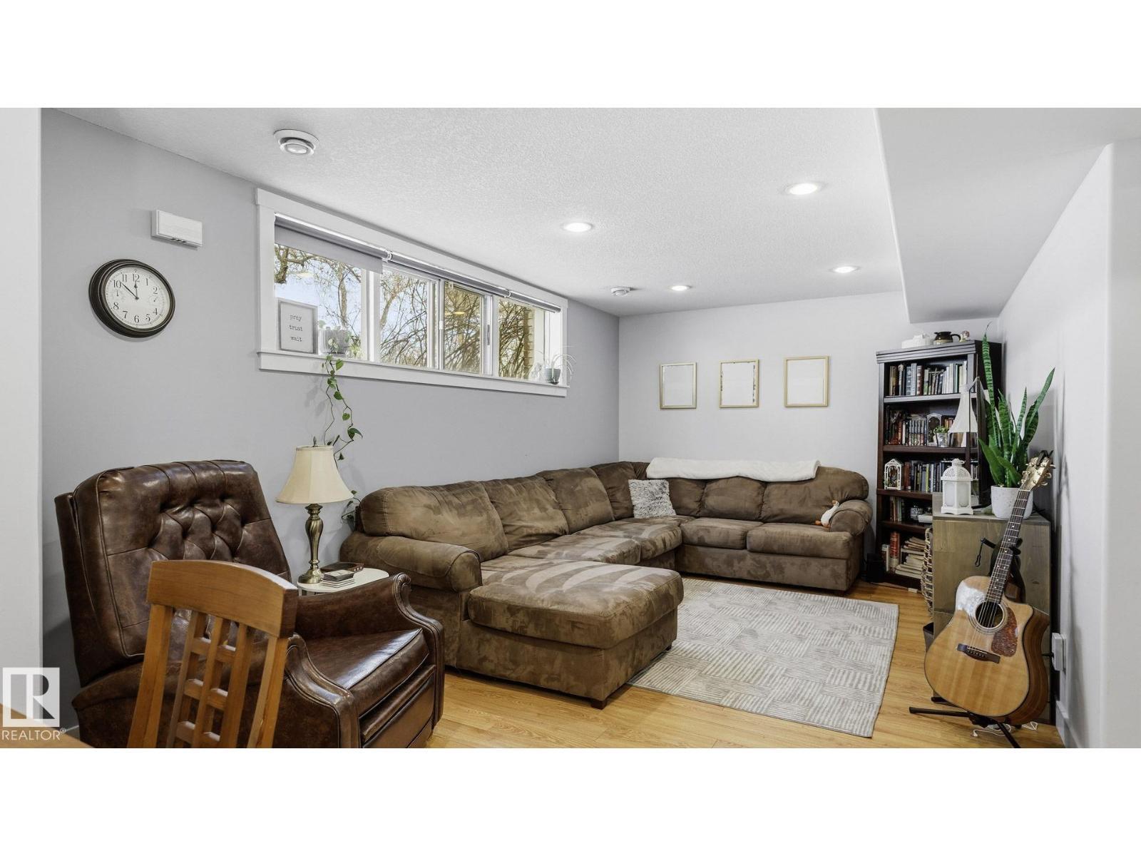 8911 83 Av Nw, Edmonton, AB - Indoor Photo Showing Living Room