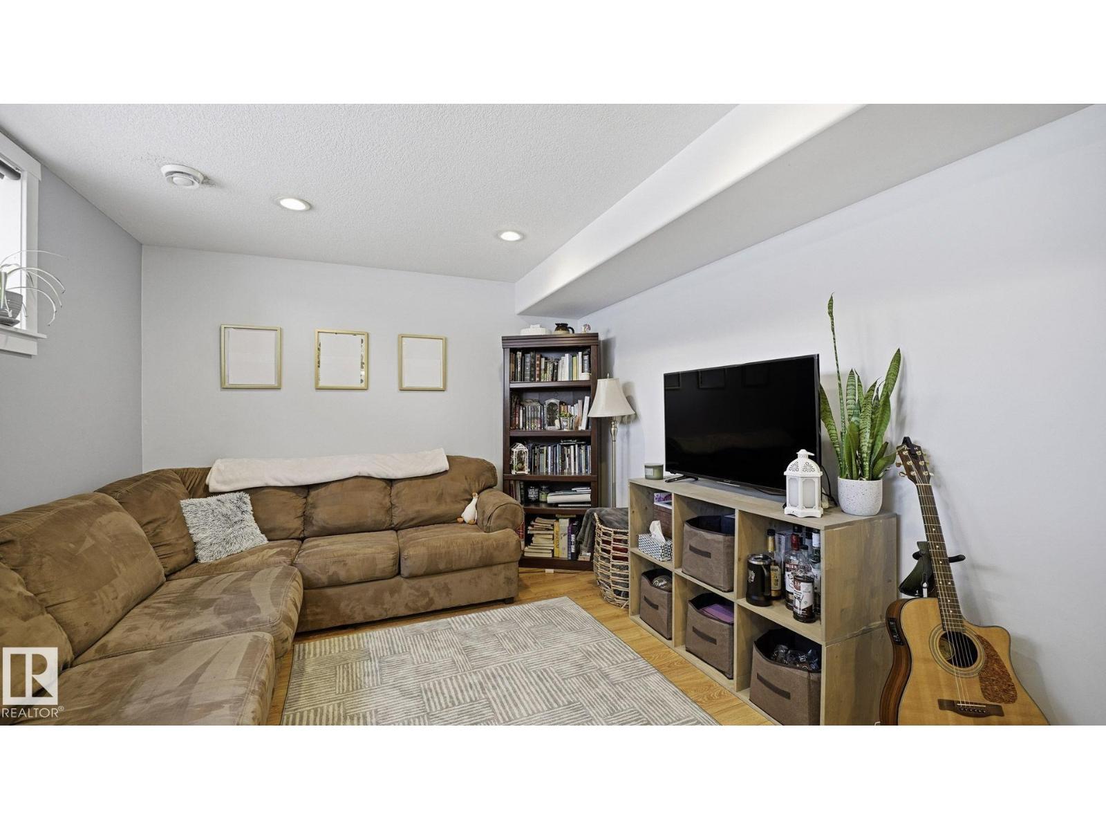 8911 83 Av Nw, Edmonton, AB - Indoor Photo Showing Living Room