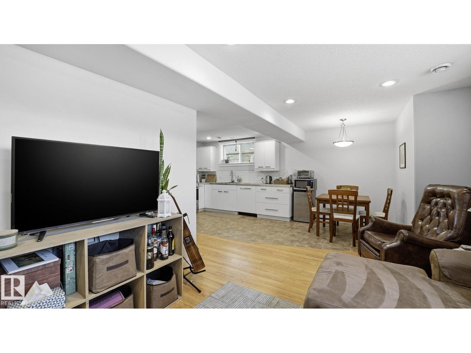 8911 83 Av Nw, Edmonton, AB - Indoor