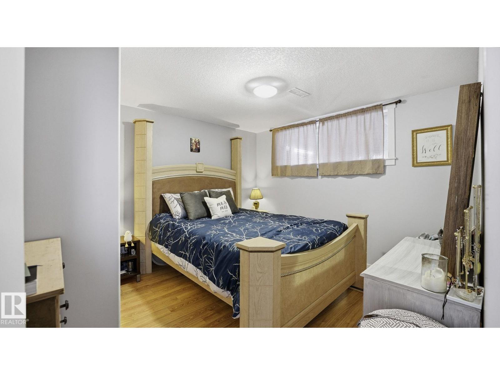 8911 83 Av Nw, Edmonton, AB - Indoor Photo Showing Bedroom