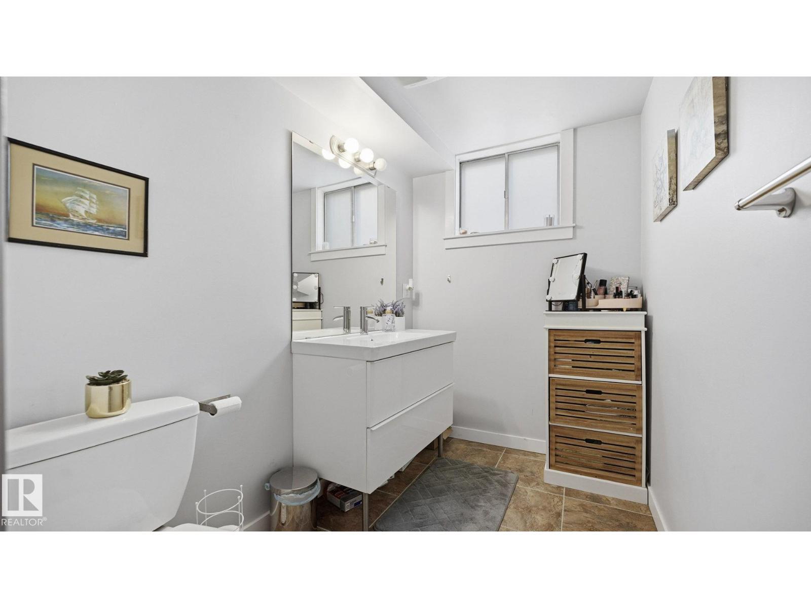 8911 83 Av Nw, Edmonton, AB - Indoor Photo Showing Bathroom