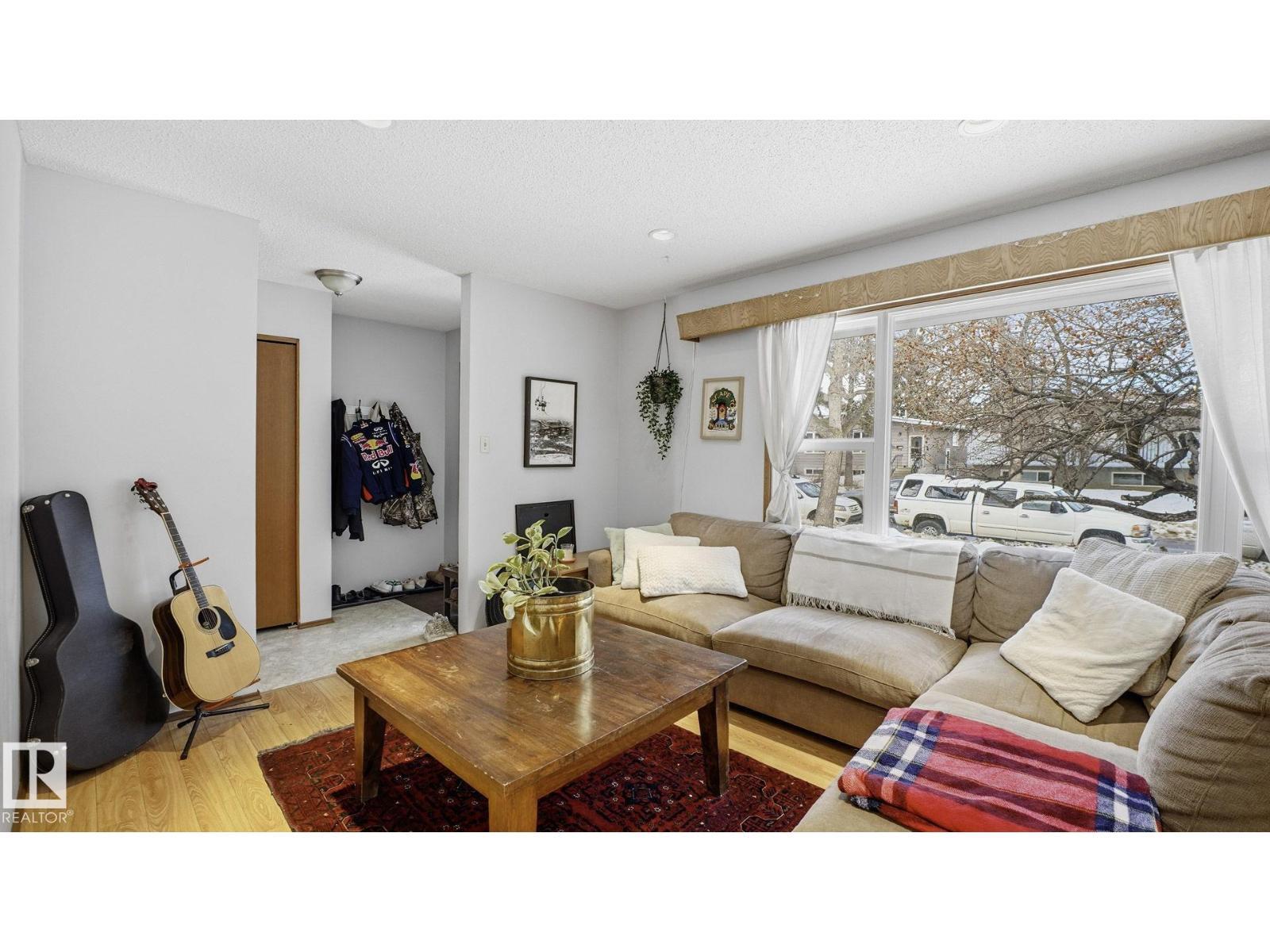 8911 83 Av Nw, Edmonton, AB - Indoor Photo Showing Living Room