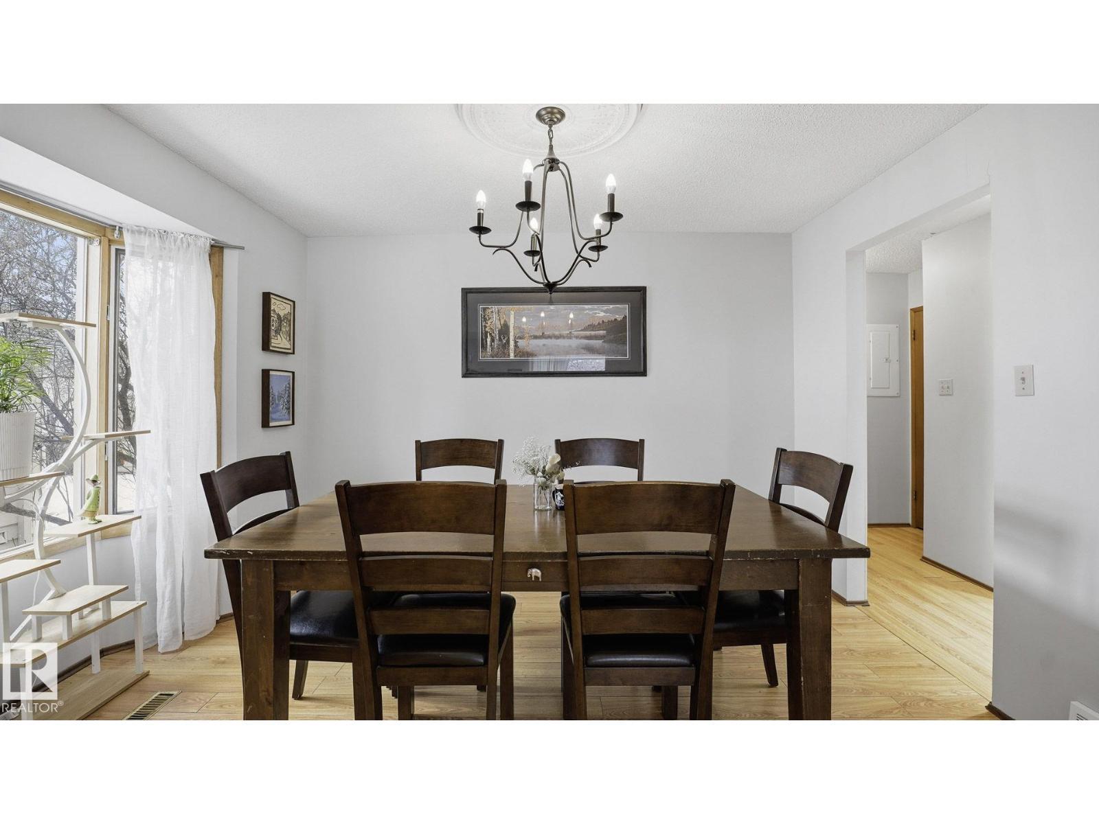 8911 83 Av Nw, Edmonton, AB - Indoor Photo Showing Dining Room
