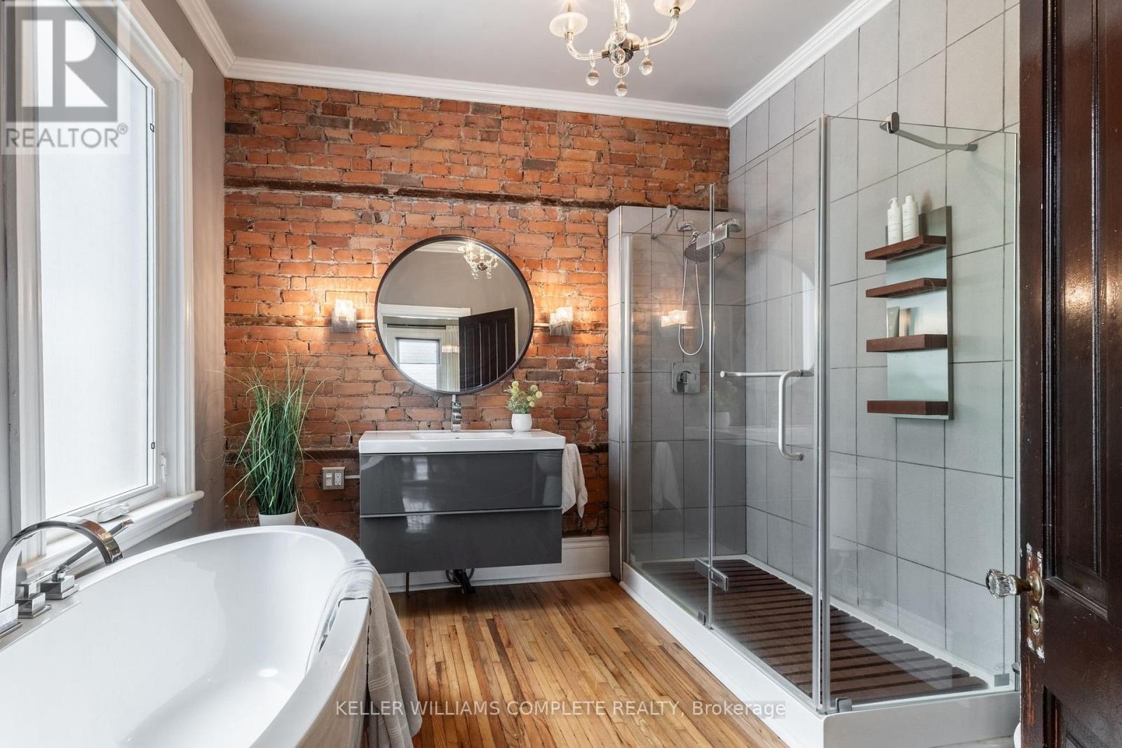 198 Duke Street, Hamilton, ON - Indoor Photo Showing Bathroom