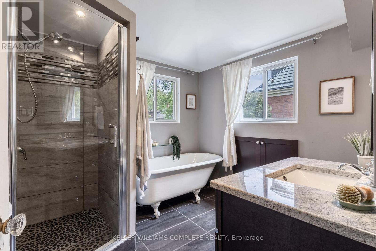198 Duke Street, Hamilton, ON - Indoor Photo Showing Bathroom