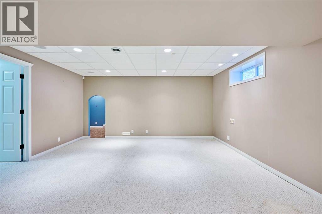 805 Panorama Hills Drive Nw, Calgary, AB - Indoor Photo Showing Other Room