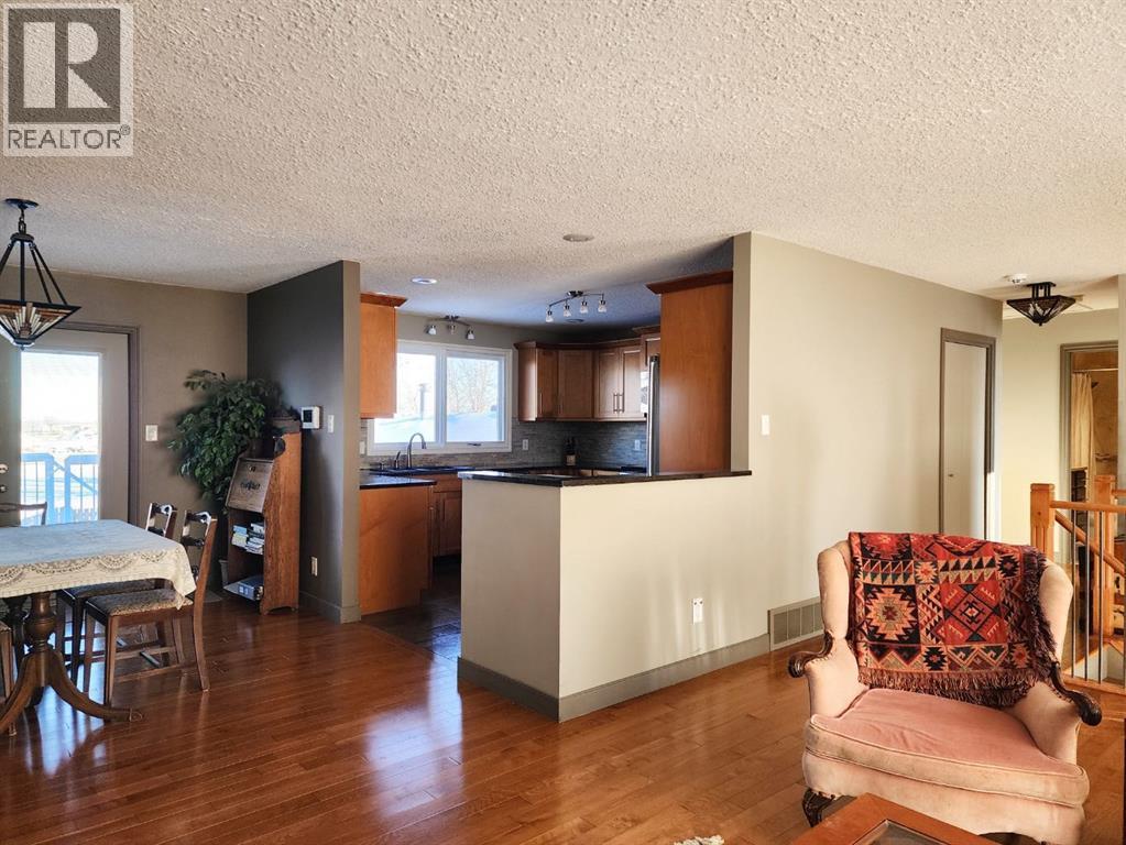 310 54 Avenue E, Claresholm, AB - Indoor