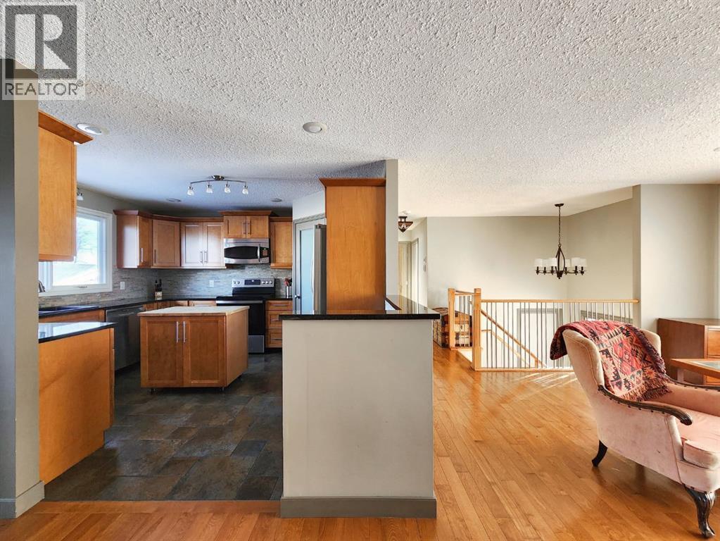 310 54 Avenue E, Claresholm, AB - Indoor Photo Showing Kitchen