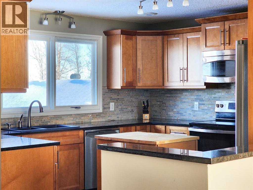 310 54 Avenue E, Claresholm, AB - Indoor Photo Showing Kitchen With Double Sink