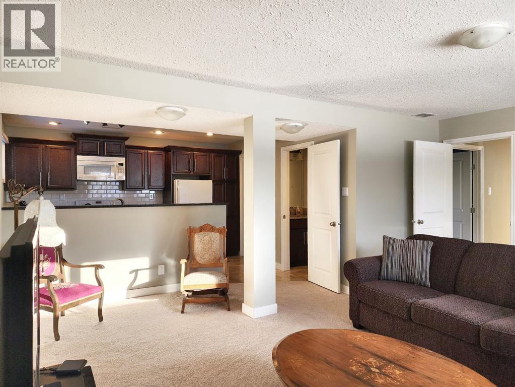 310 54 Avenue E, Claresholm, AB - Indoor Photo Showing Living Room