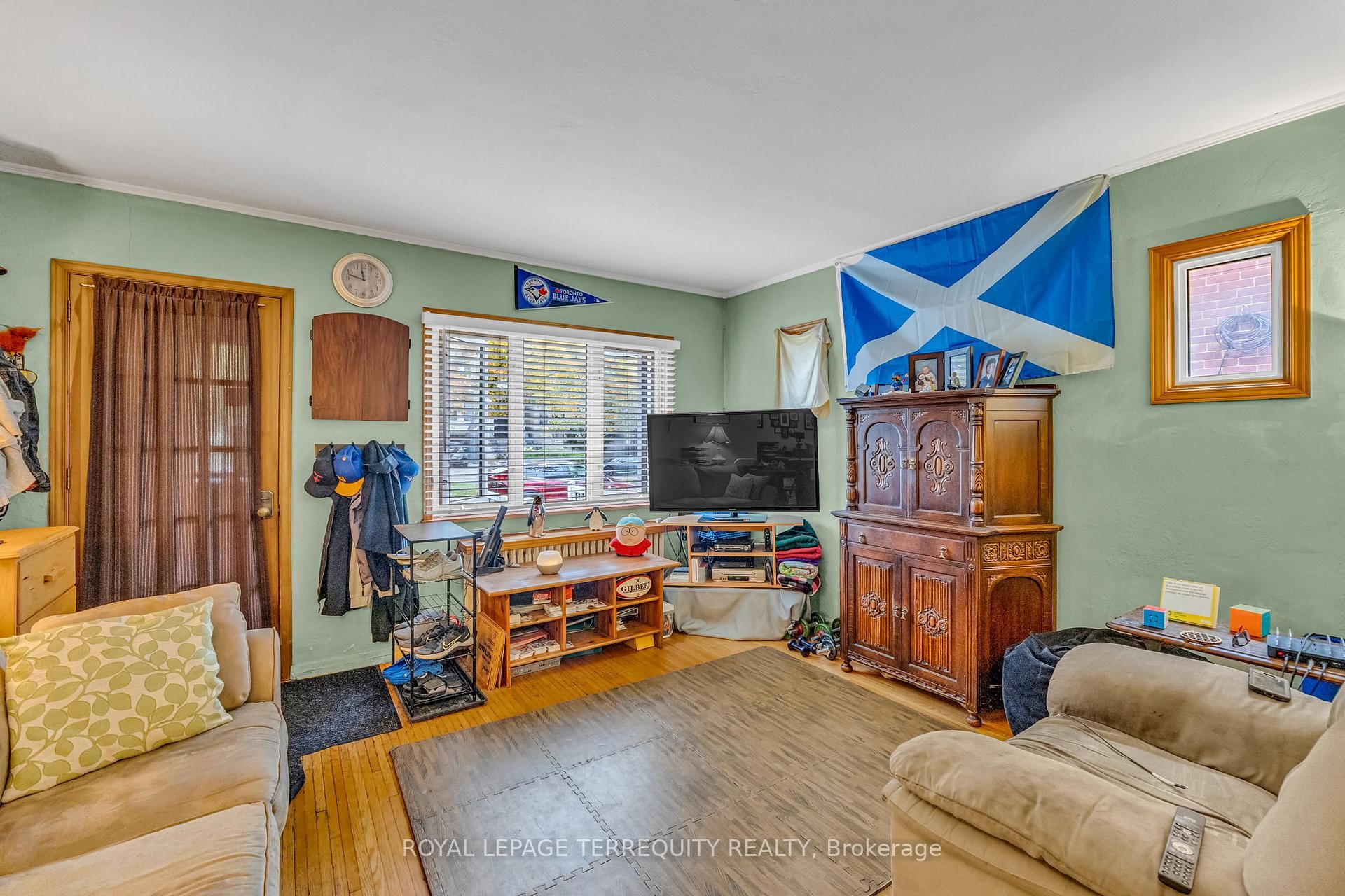 51 Claxton Boulevard, Toronto, ON - Indoor Photo Showing Living Room