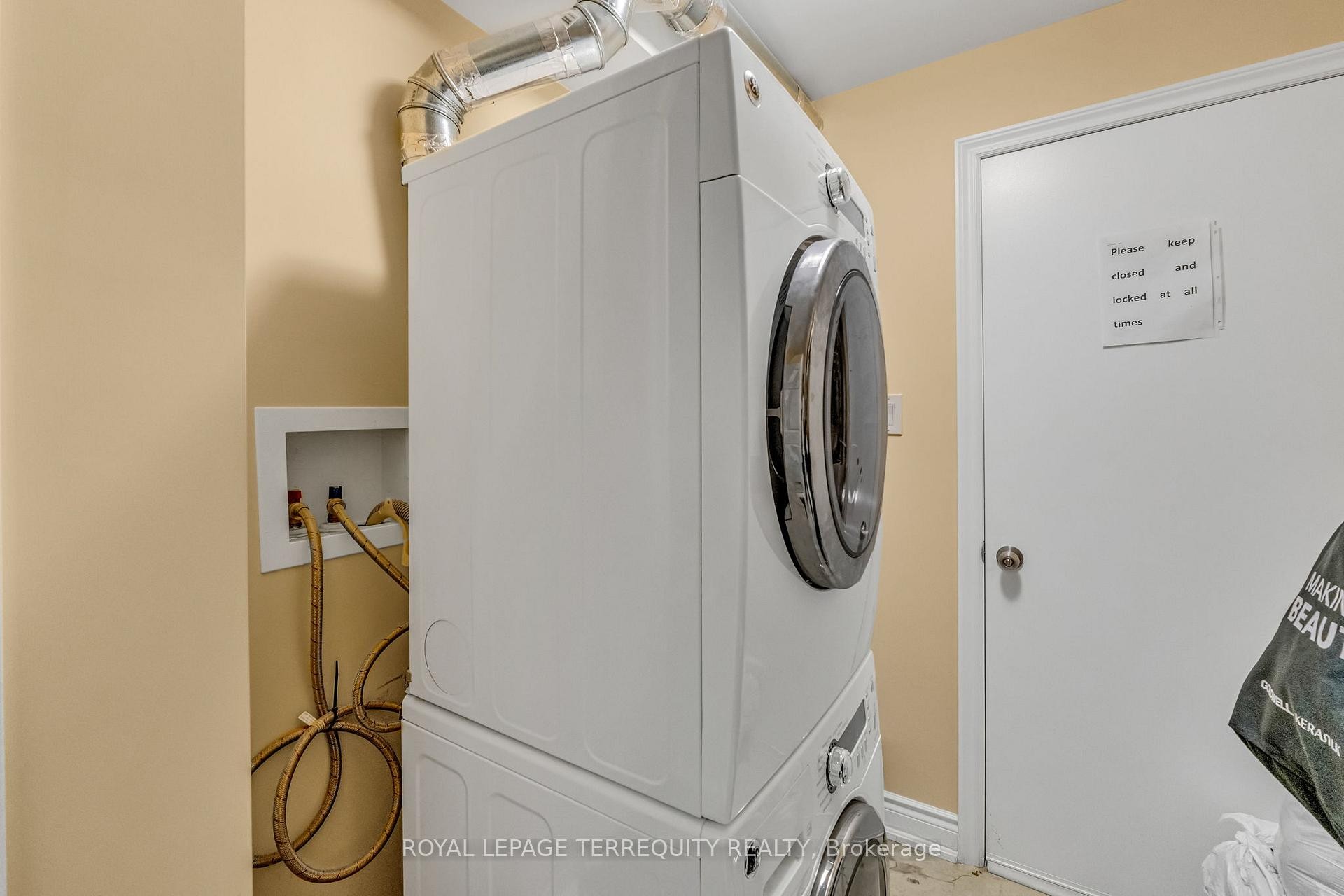 51 Claxton Boulevard, Toronto, ON - Indoor Photo Showing Laundry Room