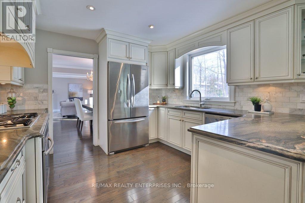 208 Mineola Road W, Mississauga, ON - Indoor Photo Showing Kitchen With Upgraded Kitchen