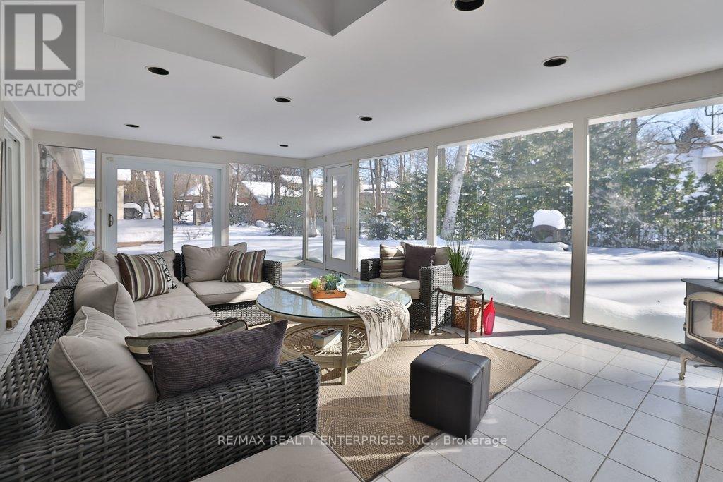 208 Mineola Road W, Mississauga, ON - Indoor Photo Showing Living Room