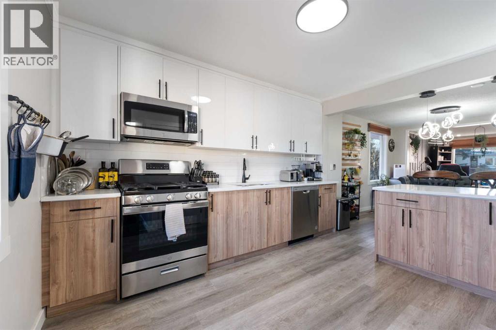 4608 70 Street Nw, Calgary, AB - Indoor Photo Showing Kitchen