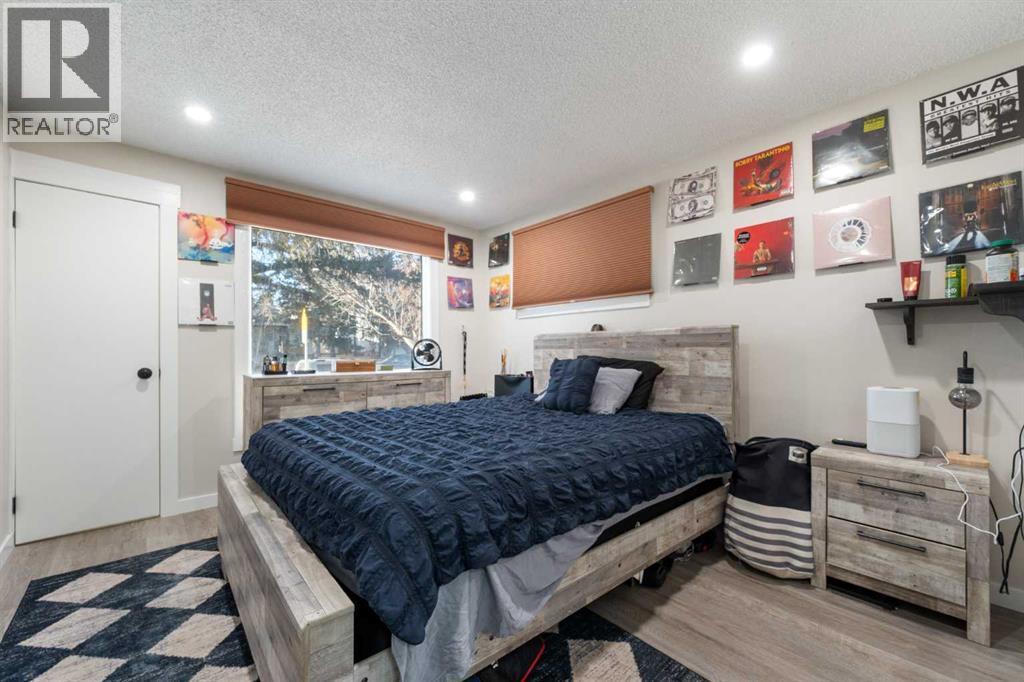 4608 70 Street Nw, Calgary, AB - Indoor Photo Showing Bedroom