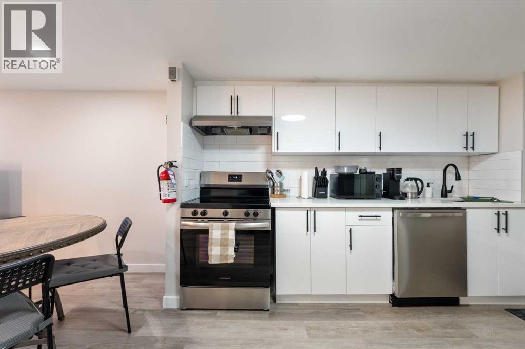 4608 70 Street Nw, Calgary, AB - Indoor Photo Showing Kitchen