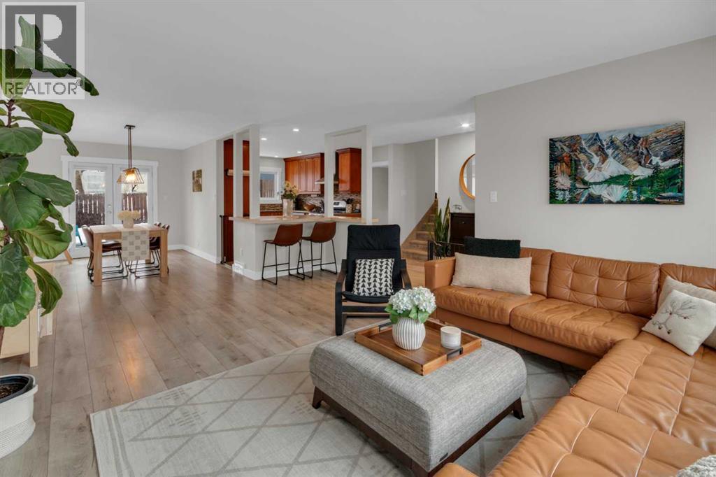 184 Cornwallis Drive Nw, Calgary, AB - Indoor Photo Showing Living Room