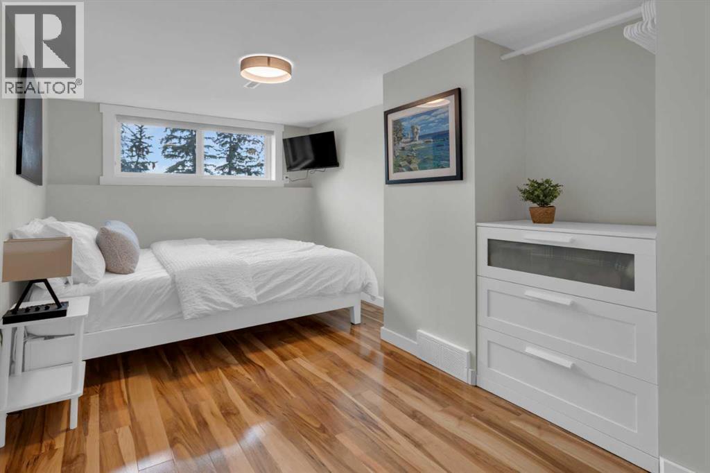 184 Cornwallis Drive Nw, Calgary, AB - Indoor Photo Showing Bedroom