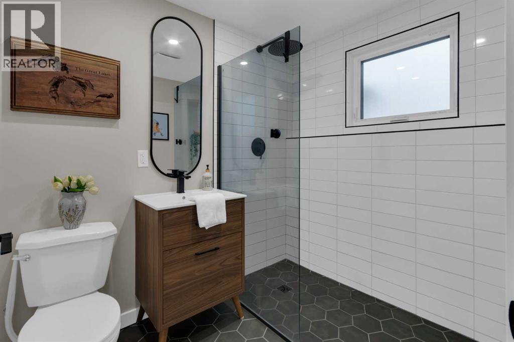 184 Cornwallis Drive Nw, Calgary, AB - Indoor Photo Showing Bathroom