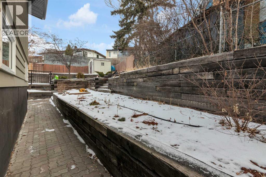 184 Cornwallis Drive Nw, Calgary, AB - Outdoor