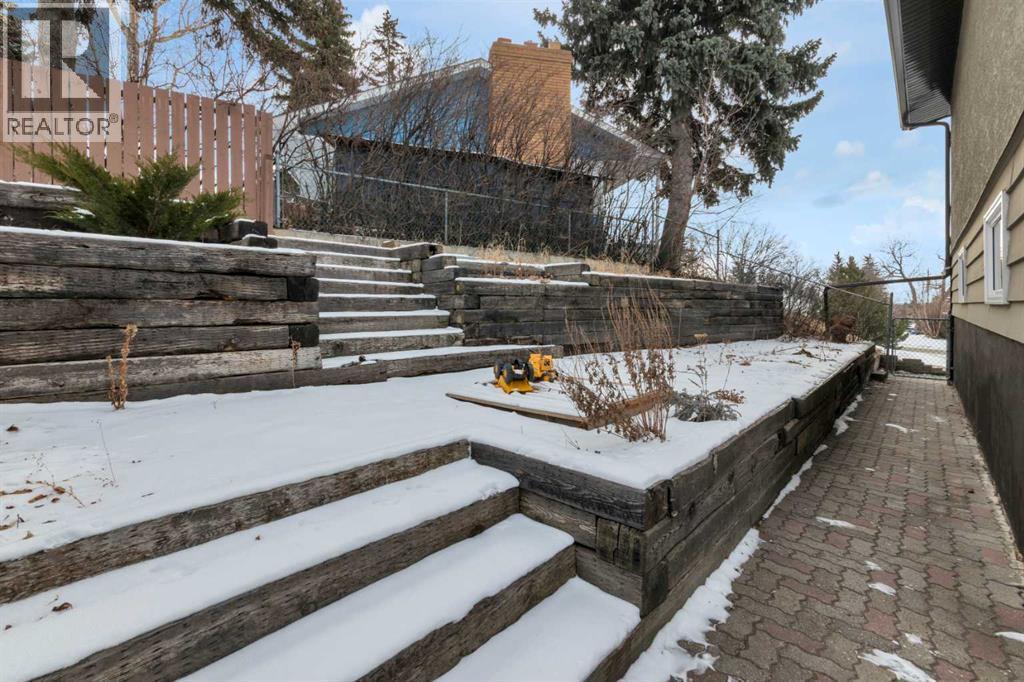 184 Cornwallis Drive Nw, Calgary, AB - Outdoor