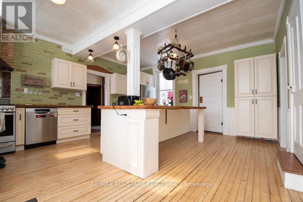 1665 Dranoel Road, Cavan Monaghan (Cavan Twp), ON - Indoor Photo Showing Kitchen