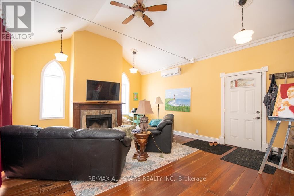 1665 Dranoel Road, Cavan Monaghan (Cavan Twp), ON - Indoor Photo Showing Living Room With Fireplace