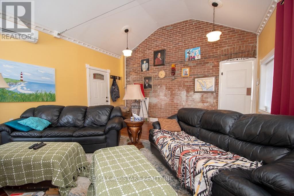 1665 Dranoel Road, Cavan Monaghan (Cavan Twp), ON - Indoor Photo Showing Living Room