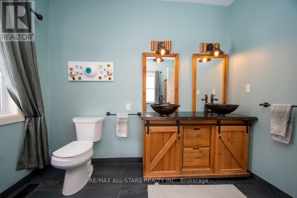 1665 Dranoel Road, Cavan Monaghan (Cavan Twp), ON - Indoor Photo Showing Bathroom