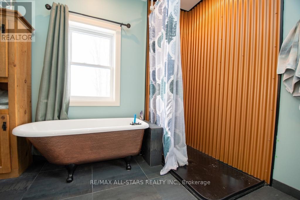 1665 Dranoel Road, Cavan Monaghan (Cavan Twp), ON - Indoor Photo Showing Bathroom