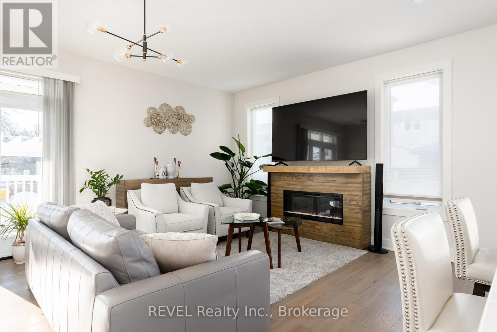 The sitting area is a perfect place to unwind. - 1 Princeton Common Street, St. Catharines (Lakeport), ON