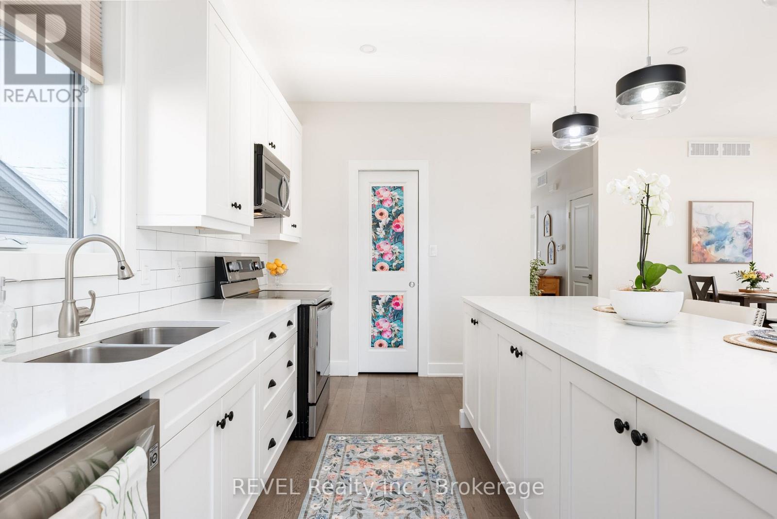 Plenty of counter space & a double undermount sink - 1 Princeton Common Street, St. Catharines (Lakeport), ON