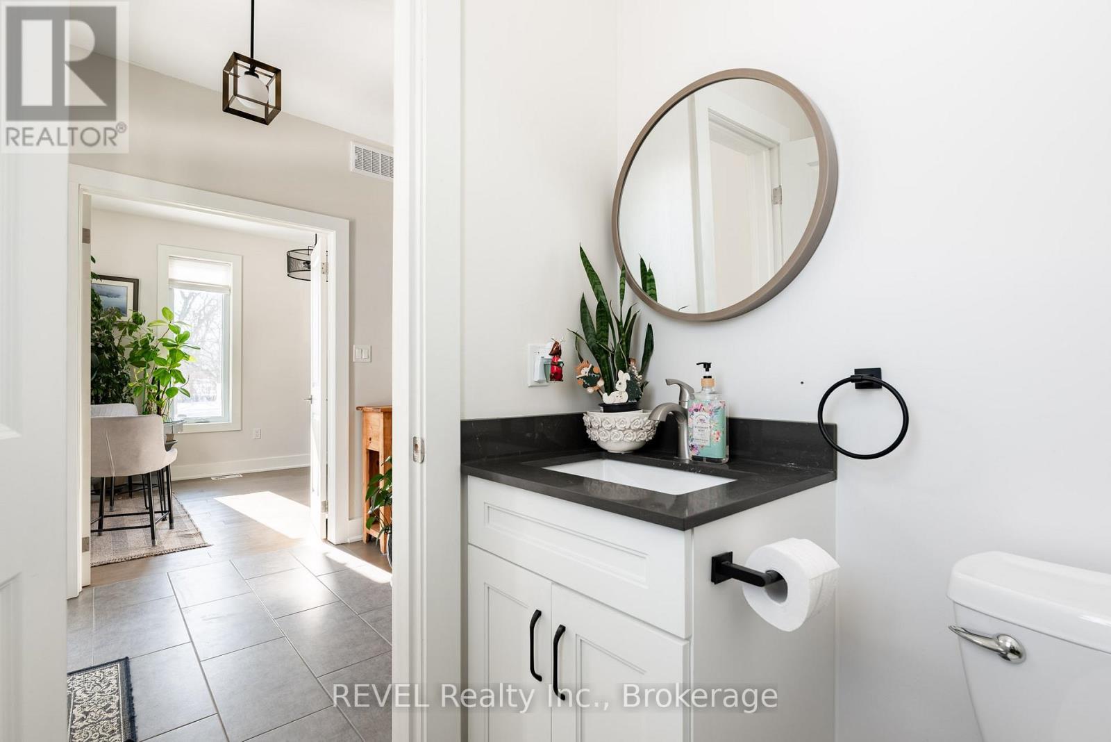 The convenient main floor 2-piece bathroom. - 1 Princeton Common Street, St. Catharines (Lakeport), ON