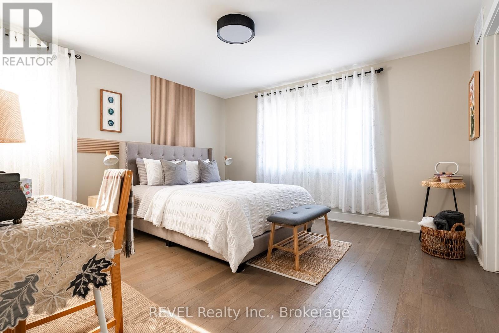 The spacious primary bedroom. - 1 Princeton Common Street, St. Catharines (Lakeport), ON